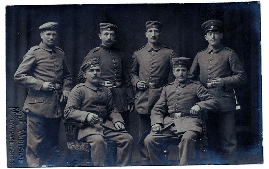 Carte photo Soldat Allemand en atelier 1914/1918