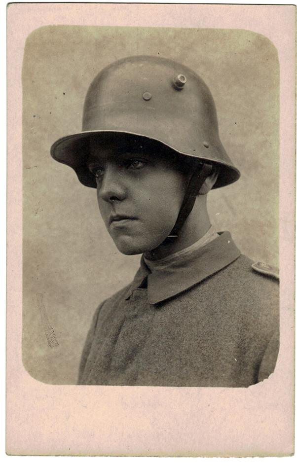 Carte photo Jeune Soldat Allemand - Stahlhelm - photographie Guerre 14/18