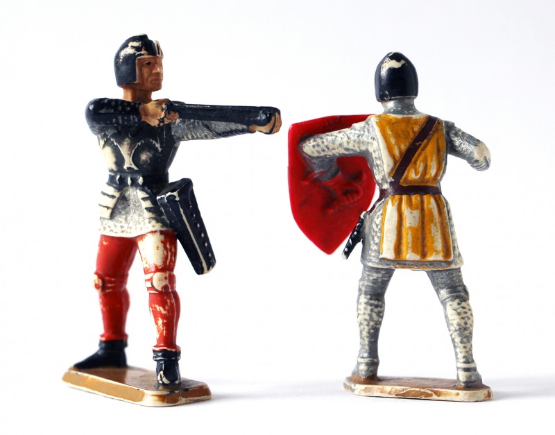 2 anciennes Figurines Starlux Chevalier Moyen Age