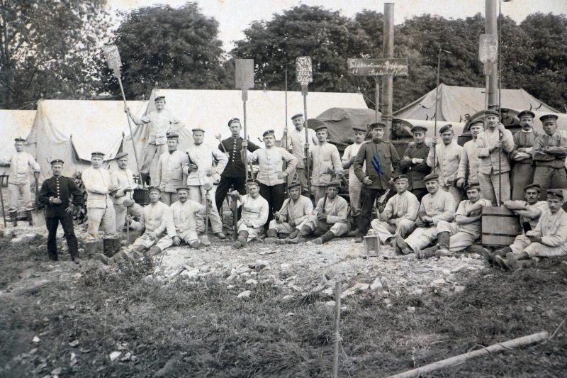 Grande Photo Soldat Allemand Infanterie - Service en campagne - Campement - Boulangerie - XX siècle