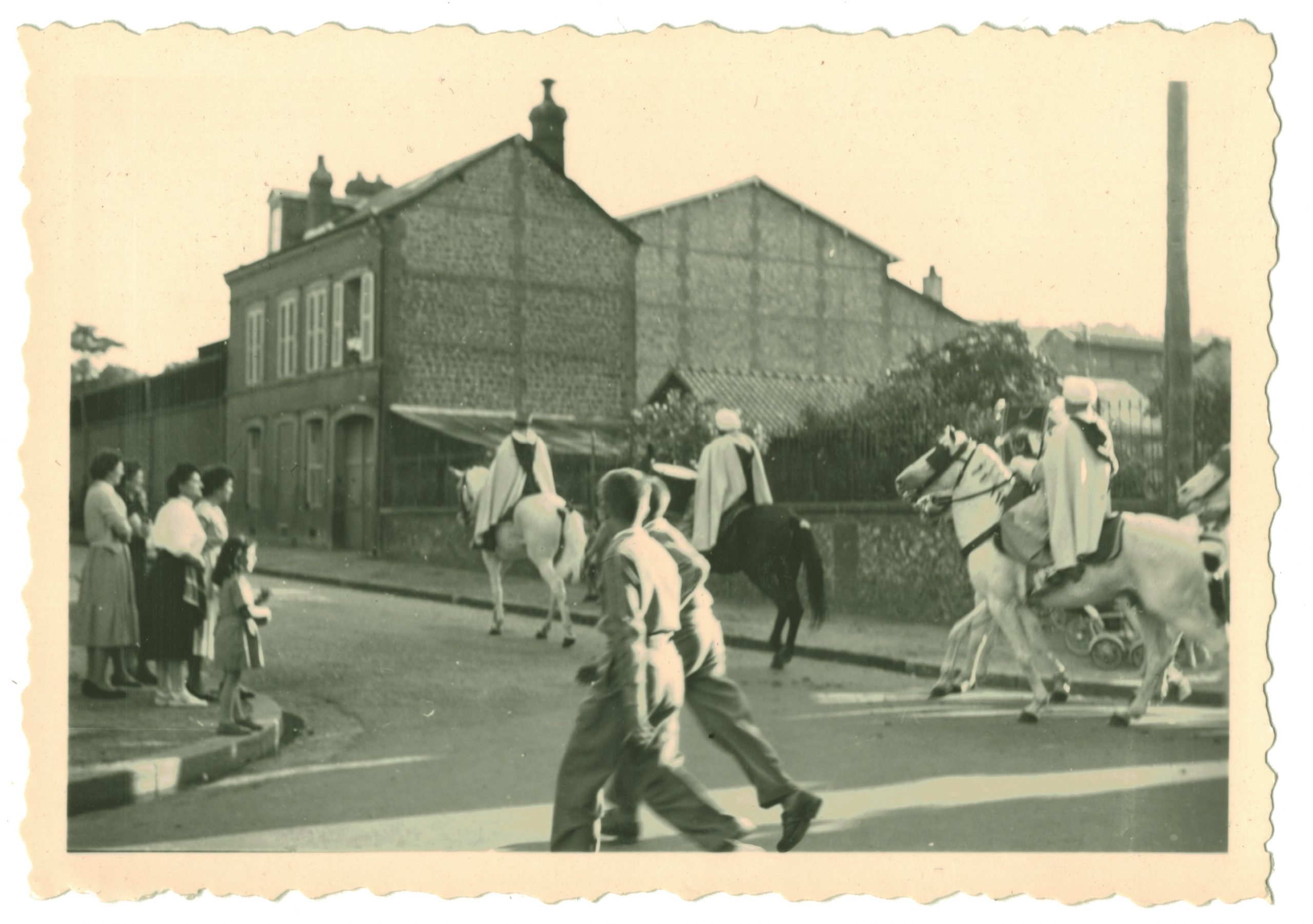 4 Photos Snapshot - 1950/1960 - Spahis défilé - Village France