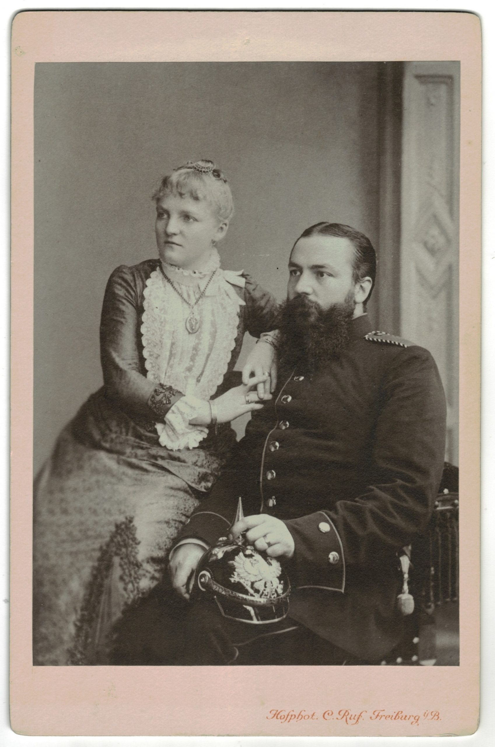 Carte CDV photo - Grand format - Soldat Allemand Freiburg fin XIX début XX en compagnie de sa femme. Casque à pointe.