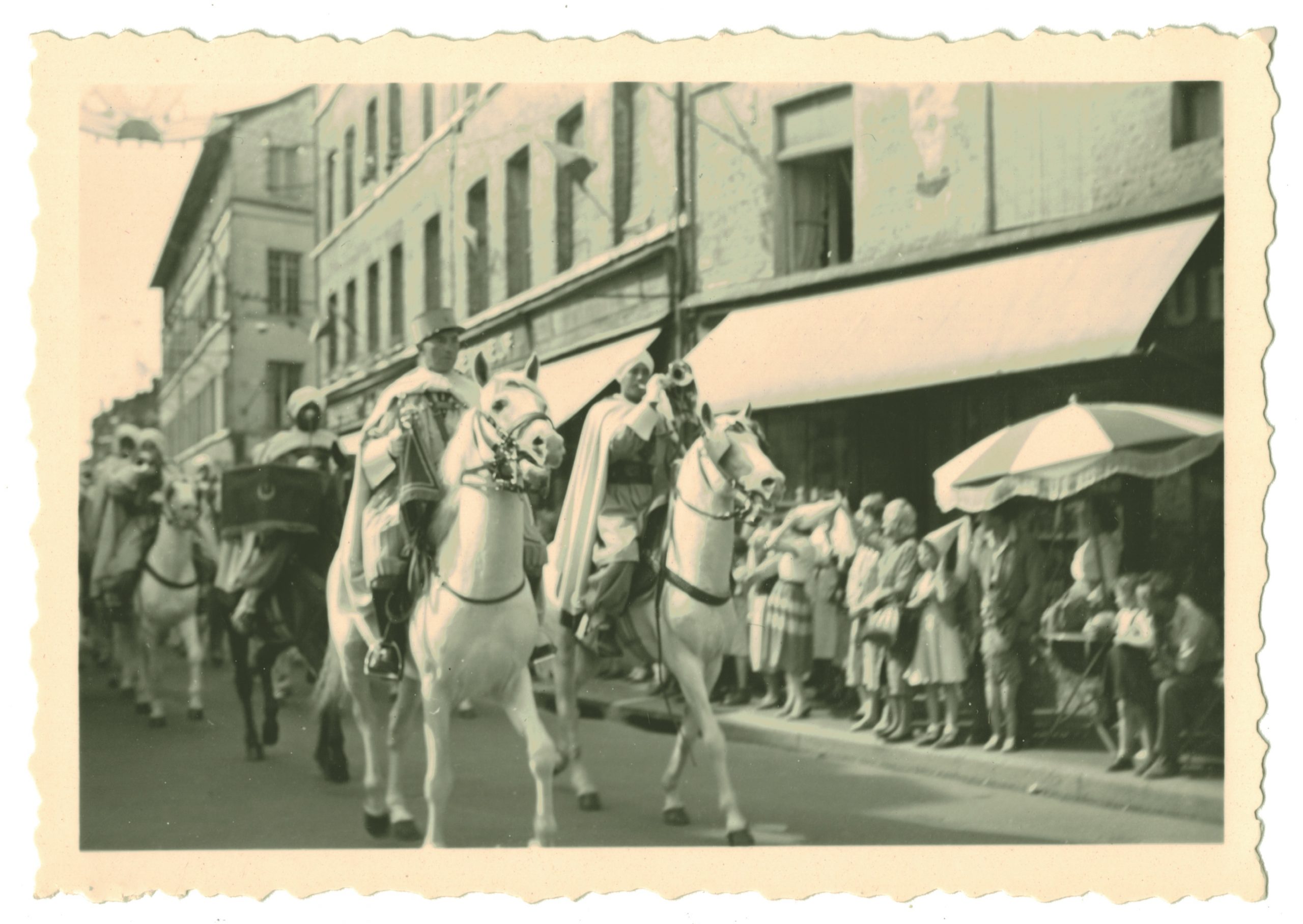 4 Photos Snapshot - 1950/1960 - Spahis défilé - Village France