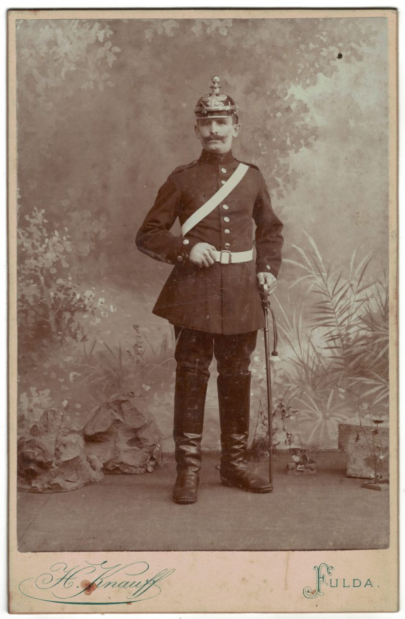 Carte CDV photo - Grand format - Soldat Allemand Fula fin XIX début XX. Artillerie Uniforme - Casque