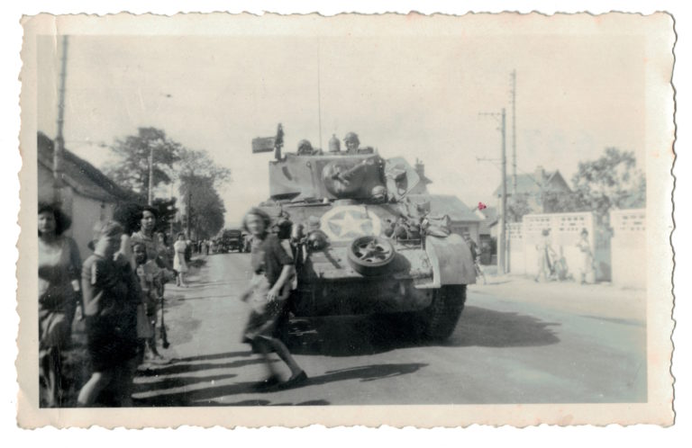 3 Photos Snapshot - 1944 - Libération - France - GI - Village français - Char - Sherman