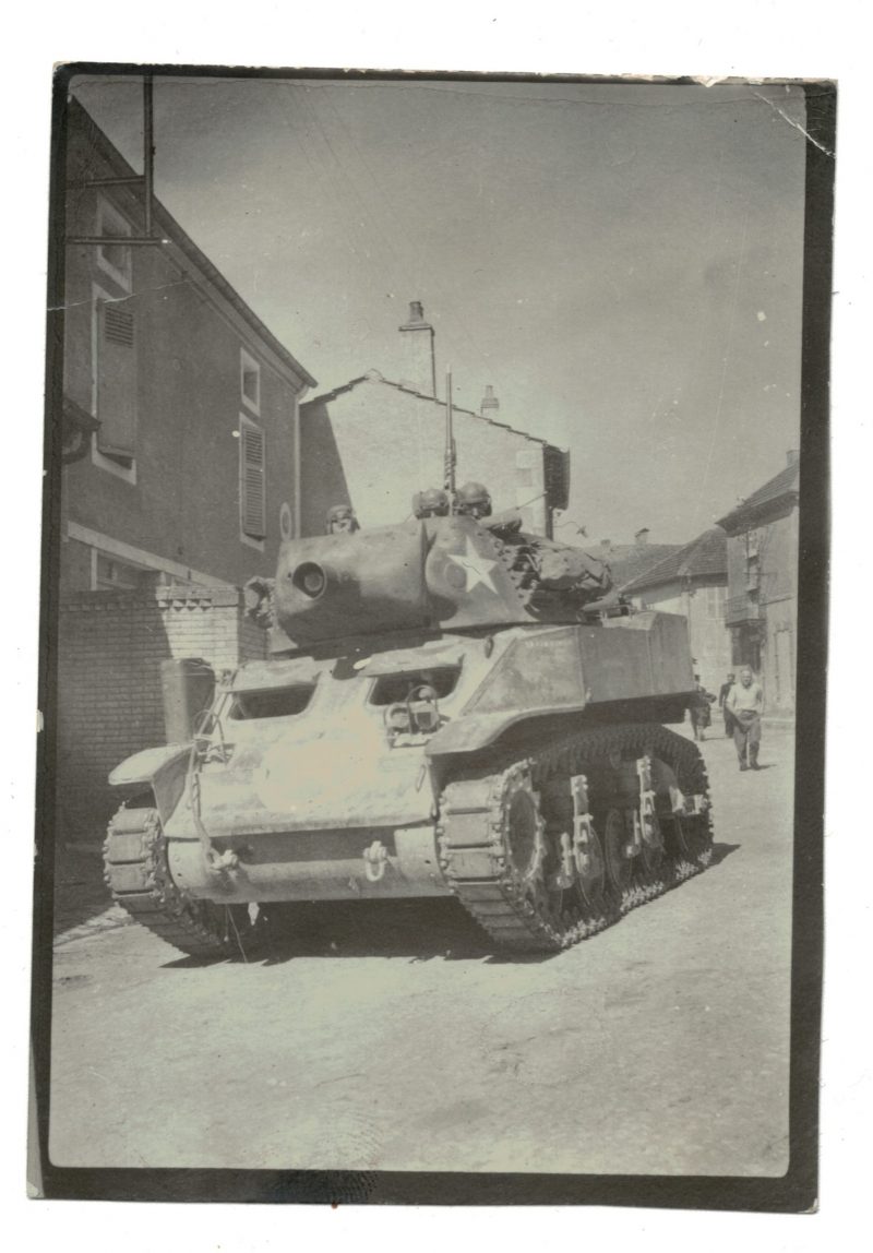 3 Photos Snapshot - 1944 - Libération - France - GI - Village français - Char - Sherman