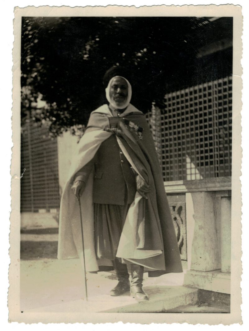 Photo papier originale Casablanca 1938 - Ancien porte fanion du Général Lyautey - Spahi - uniforme - Soldat - Armée Française - Médaille