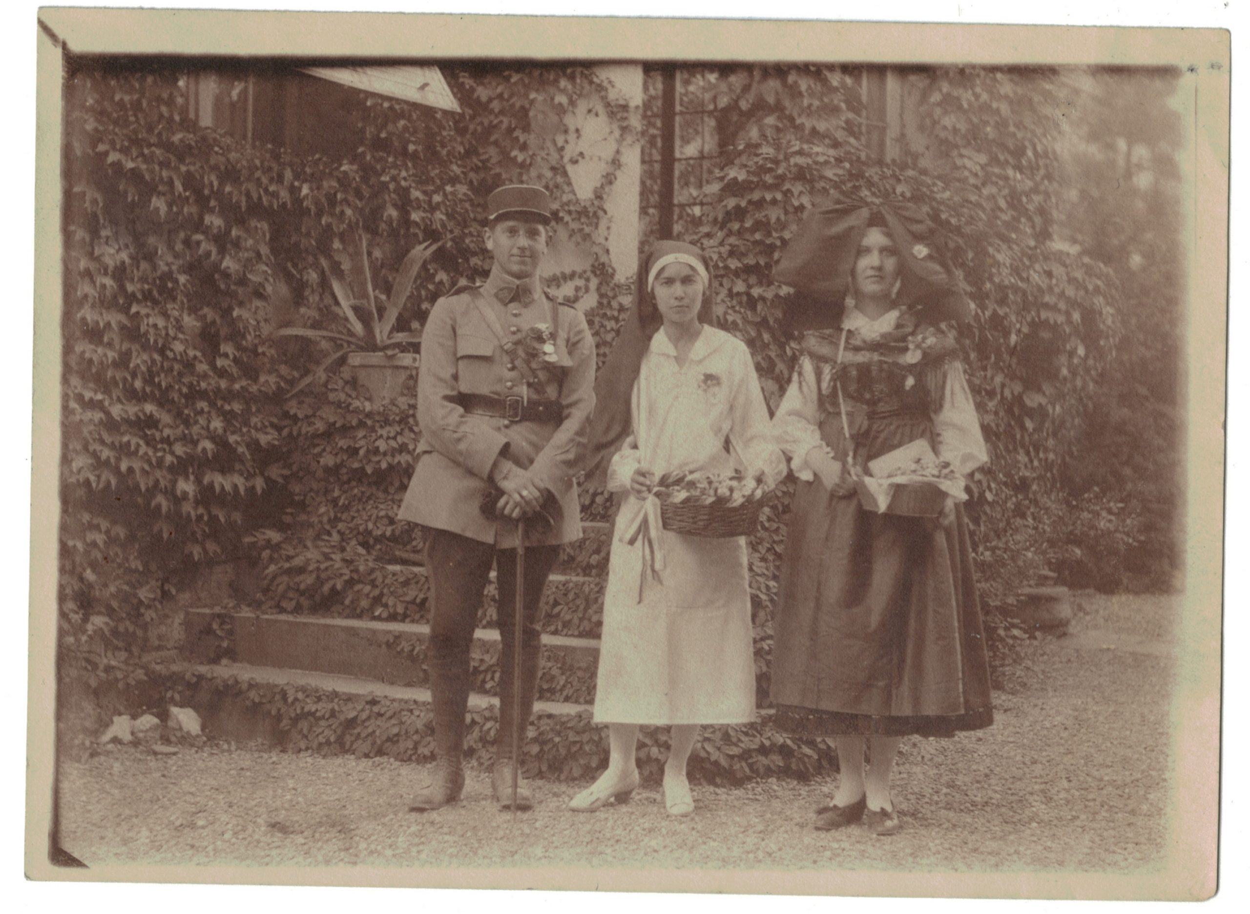 Photo papier originale - Alsace - Officier - Uniforme - Guerre Mondiale - 14/18 - Infirmière - Alsacienne - 32eme - Képi - Décoration - Médailles