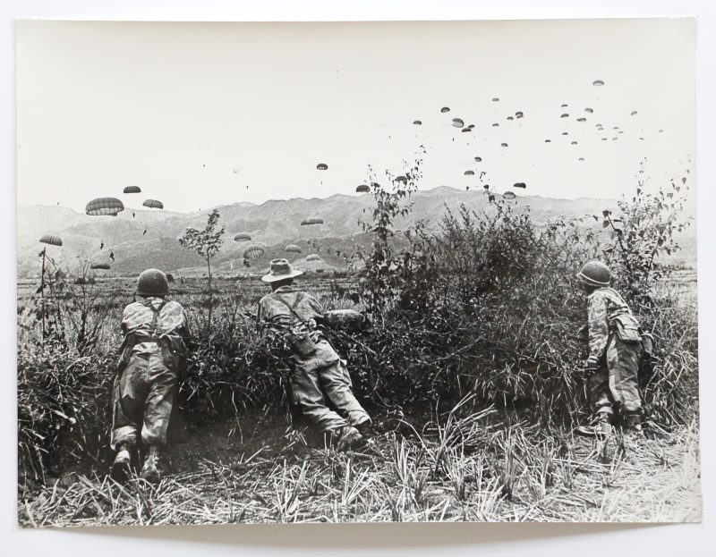 Belle série de Photos papier originale - Photo de presse - Guerre Indochine - Action - Opération - Bataille de Diên Biên Phu - Parachutiste