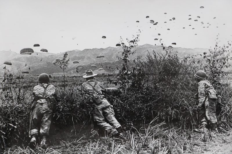 Belle série de Photos papier originale - Photo de presse - Guerre Indochine - Action - Opération - Bataille de Diên Biên Phu - Parachutiste