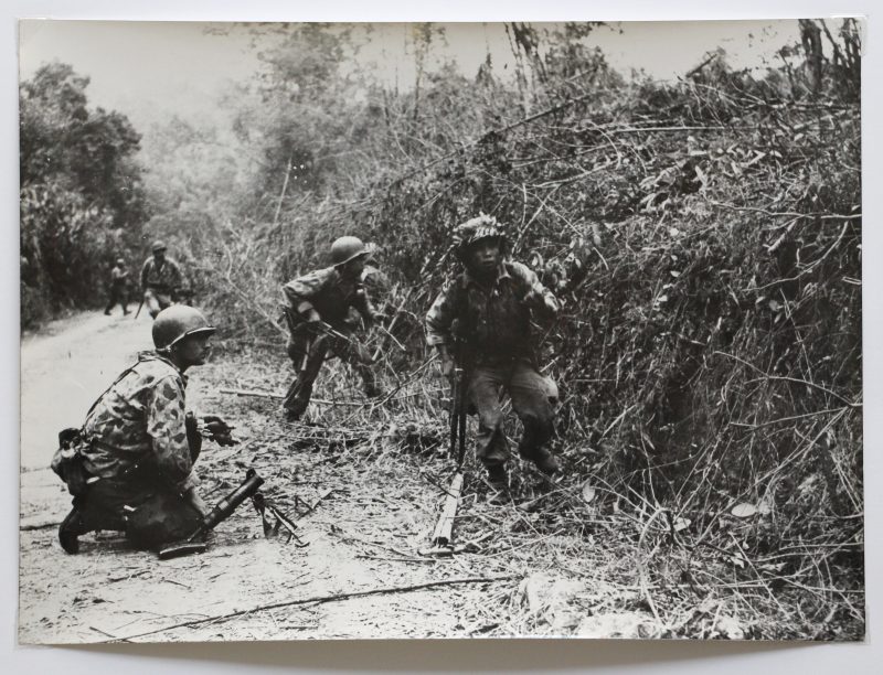 Belle série de Photos papier originale - Photo de presse - Guerre Indochine - Action - Opération - Bataille de Diên Biên Phu - Parachutiste