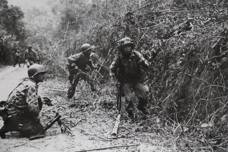 Belle série de Photos papier originale - Photo de presse - Guerre Indochine - Action - Opération - Bataille de Diên Biên Phu - Parachutiste