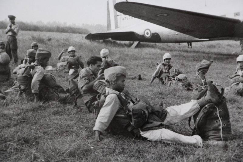 Belle série de Photos papier originale - Photo de presse - Guerre Indochine - Action - Opération - Bataille de Diên Biên Phu - Parachutiste