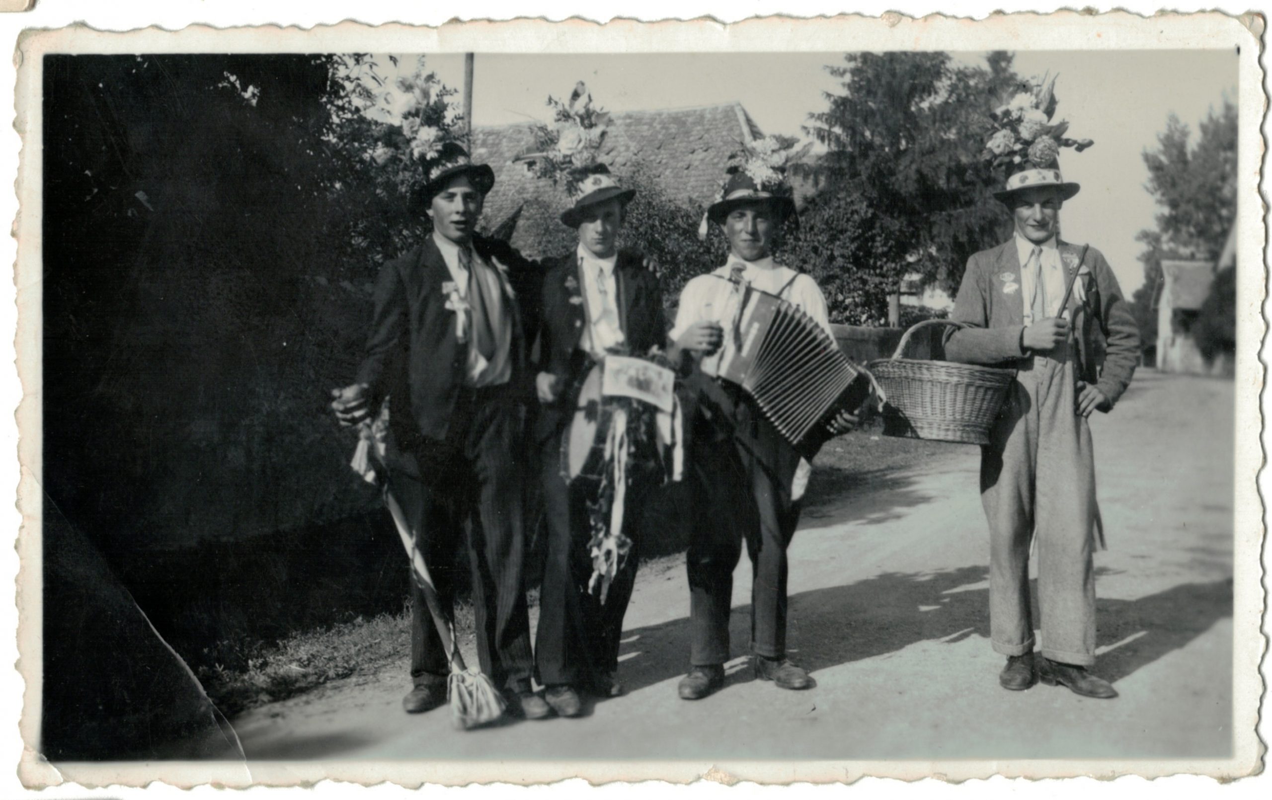 1 Photo papier originale - Conscription - Conscrit militaire - Soldat - drapeau - Tirage au sort - Alsacien - Folklore - Accordéon