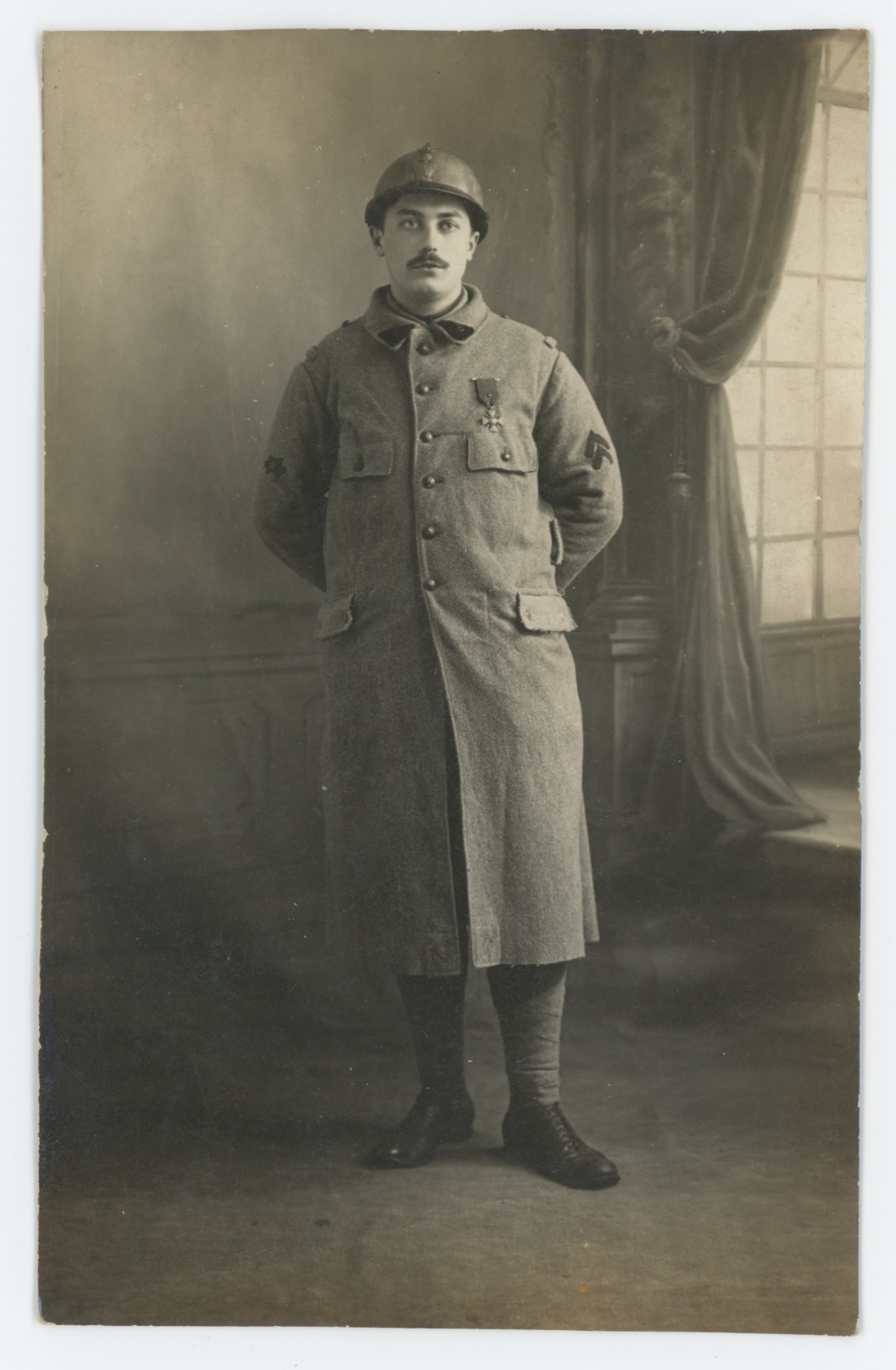 Carte photo Soldat Français - Casque Adrien - Photographie Guerre 14/18 - Poilu - Médaille Militaire