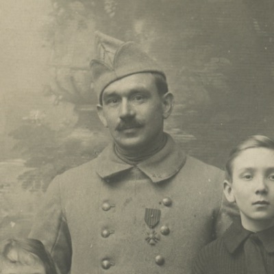 Carte photo Soldat Français - Casque Adrien - Photographie Guerre 14/18 - Poilu - Médaille Militaire - Croix de Guerre avec citation 