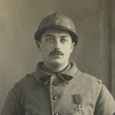 Carte photo Soldat Français - Casque Adrien - Photographie Guerre 14/18 - Poilu - Médaille Militaire