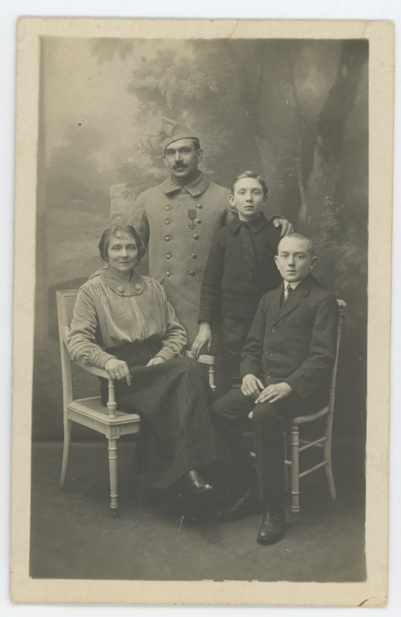 Carte photo Soldat Français - Casque Adrien - Photographie Guerre 14/18 - Poilu - Médaille Militaire - Croix de Guerre avec citation 