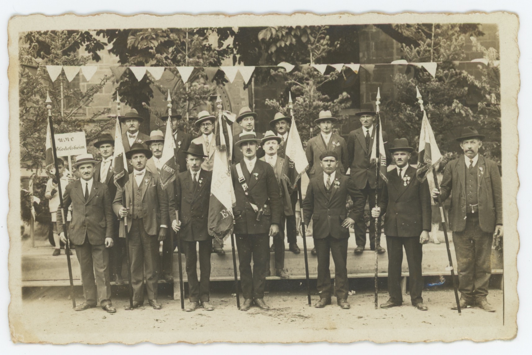 1 Carte Photo papier originale - Anciens Combattants - Guerre 14/18 - Soldat - drapeau - Blodelsheim - Alsacien/Lorrain - Folklore - Médaille - Croix de Guerre