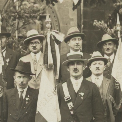 1 Carte Photo papier originale - Anciens Combattants - Guerre 14/18 - Soldat - drapeau - Blodelsheim - Alsacien/Lorrain - Folklore - Médaille - Croix de Guerre