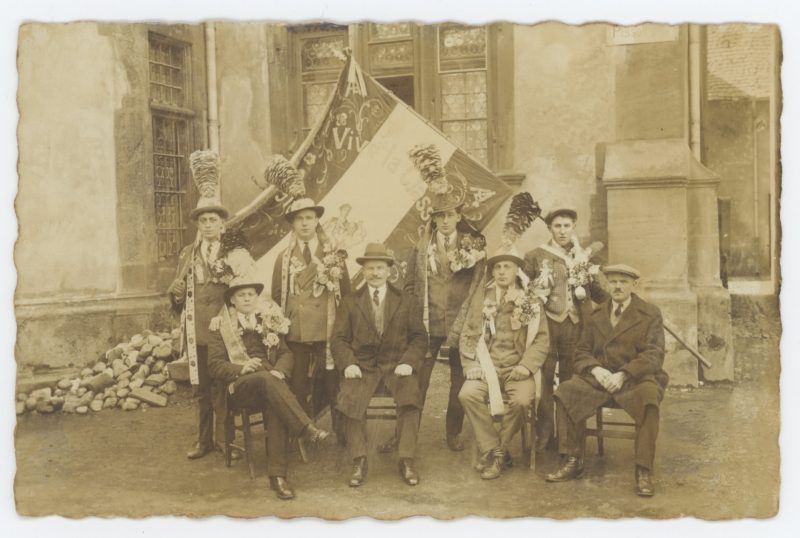 1 Carte Photo papier originale - Conscription Classe - Conscrit militaire - Soldat - drapeau - Tirage au sort - Alsacien/Lorrain - Folklore
