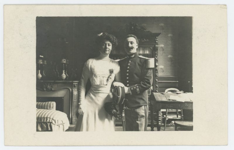 Carte photo Soldat Français - Vie militaire Mariage - Lieutenant Chasseur a Pied - Intérieur - Kepi - Plume de Coq - 1900