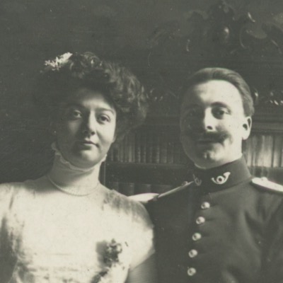 Carte photo Soldat Français - Vie militaire Mariage - Lieutenant Chasseur a Pied - Intérieur - Kepi - Plume de Coq - 1900