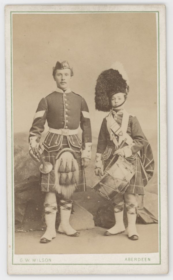 CDV - Highlander - Scotts - Ancienne Photographie - Portrait - Victoria - Uniforme - Médaille - Ecosse - Aberdeen - Kilt