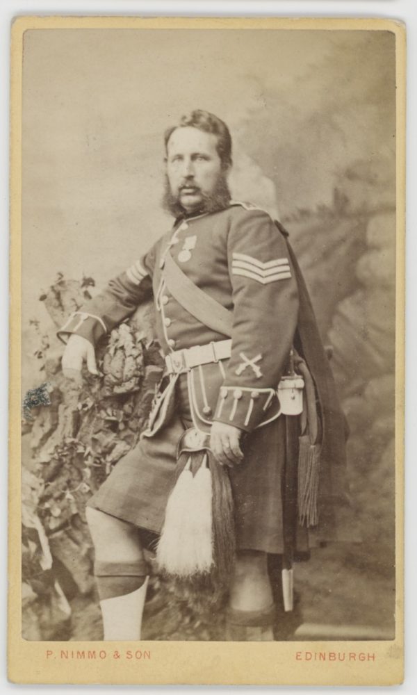 CDV - Highlander - Scotts - Ancienne Photographie - Portrait - Victoria - Uniforme - Médaille - Ecosse - Edimbourg - Kilt