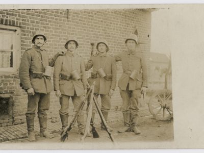 Carte photo - Soldats Allemands - Stahlhelm - photographie Guerre 14/18 - Front - Masque à Gaz