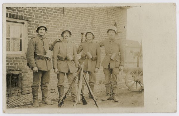 Carte photo - Soldats Allemands - Stahlhelm - photographie Guerre 14/18 - Front - Masque à Gaz