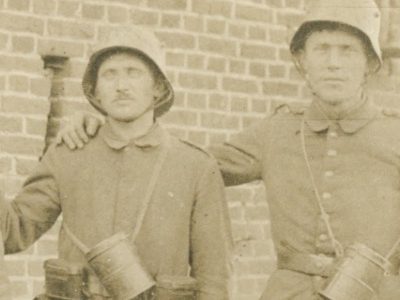 Carte photo - Soldats Allemands - Stahlhelm - photographie Guerre 14/18 - Front - Masque à Gaz