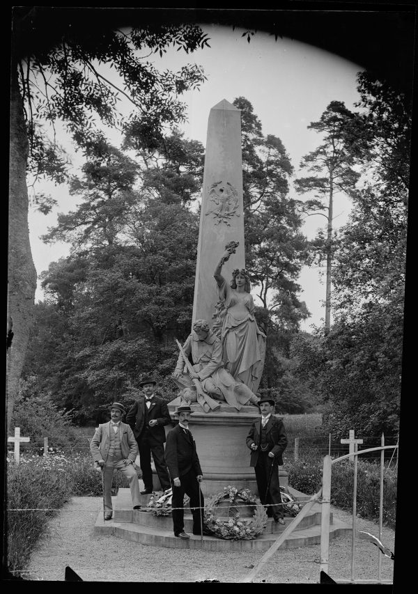 2 Photos Plaque De Verre - Monument de Borny - 1870 - 1880 - Famille - Militaire - Guerre 1870 - Metz - Siège