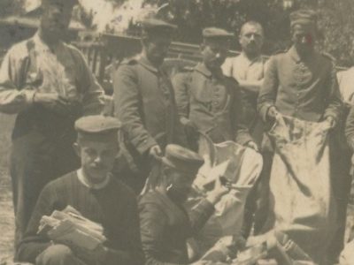 Carte Ancienne Photographie - Guerre 14/18 - Armée Allemande - 125ème Landwehr Infanterie - Prusse / Alsaciens - Conscription - Prusse Campagne 1914/1915 - Camp distribution courrier.
