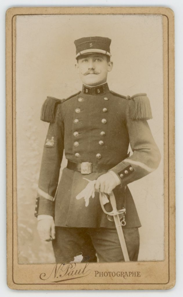 CDV Ancien - Militaire Du 12ème Régiment, Assis Avec Arme Et Gants - Photo Ancienne