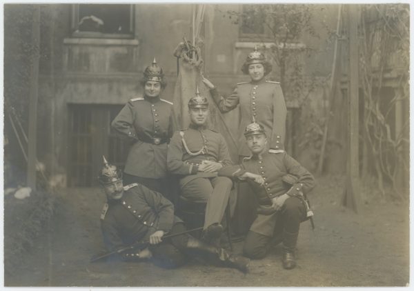 Belle Série Ancienne 4 Photographies - Guerre 1905 - 14/18 - Armée Allemande - Vie de Famille - Casque à Pointe - Jeu - Uniforme - Service Militaire