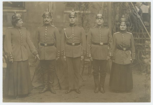 Belle Série Ancienne 4 Photographies - Guerre 1905 - 14/18 - Armée Allemande - Vie de Famille - Casque à Pointe - Jeu - Uniforme - Service Militaire