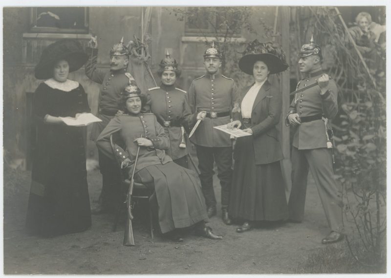 Belle Série Ancienne 4 Photographies - Guerre 1905 - 14/18 - Armée Allemande - Vie de Famille - Casque à Pointe - Jeu - Uniforme - Service Militaire