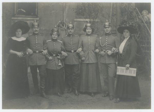 Belle Série Ancienne 4 Photographies - Guerre 1905 - 14/18 - Armée Allemande - Vie de Famille - Casque à Pointe - Jeu - Uniforme - Service Militaire