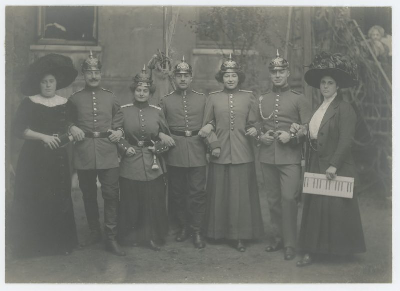 Belle Série Ancienne 4 Photographies - Guerre 1905 - 14/18 - Armée Allemande - Vie de Famille - Casque à Pointe - Jeu - Uniforme - Service Militaire