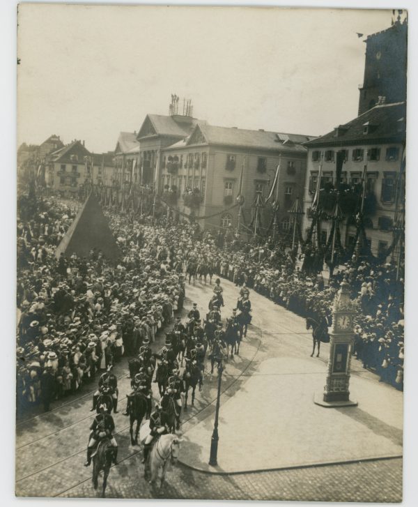 Belle Série Ancienne 9 Photographies - Guerre 1905 - 14/18 - Armée Allemande - Défilé Militaire - Casque à Pointe - Jeu - Uniforme - Karlsruhe - Kaiser