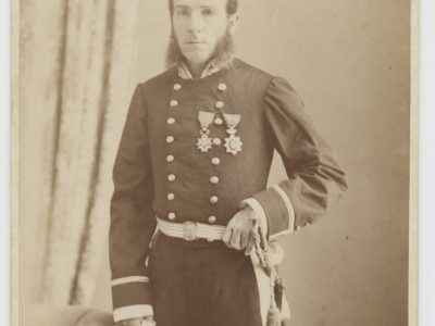 Grande CDV - Officier de la Marine - Soldat - Français - Sous-commissaire (assimilé au lieutenant de vaisseau, 3 galons) à la fin du 19e siècle - 1889 - Uniforme de la Marine Française - Photographe Allan Hughan Nouméa