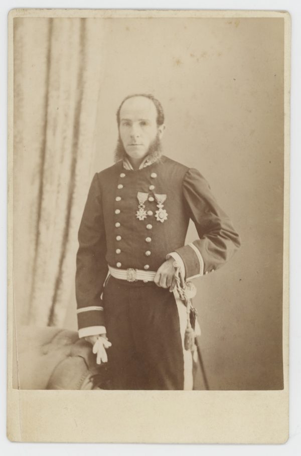 Grande CDV - Officier de la Marine - Soldat - Français - Sous-commissaire (assimilé au lieutenant de vaisseau, 3 galons) à la fin du 19e siècle - 1889 - Uniforme de la Marine Française - Photographe Allan Hughan Nouméa