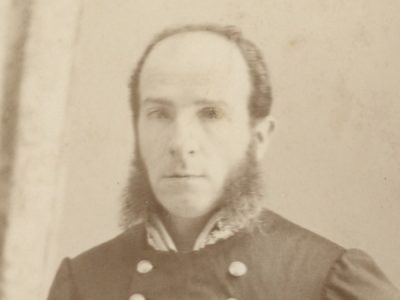 Grande CDV - Officier de la Marine - Soldat - Français - Sous-commissaire (assimilé au lieutenant de vaisseau, 3 galons) à la fin du 19e siècle - 1889 - Uniforme de la Marine Française - Photographe Allan Hughan Nouméa