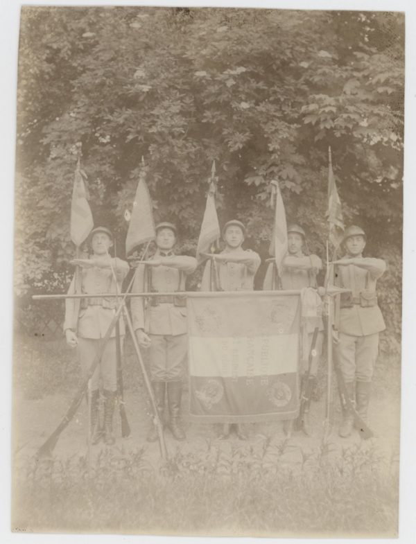 2 Anciennes Photographies - Post Guerre 14/18 - Armée Française - Garde du Drapeau - 8ème Régiment du Génie.