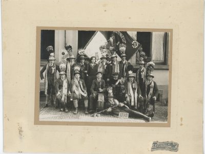 1 Carte Photo sur carton originale - Conscription Classe - Conscrit militaire - Soldat - drapeau - Tirage au sort - Alsacien - Folklore - Selestat