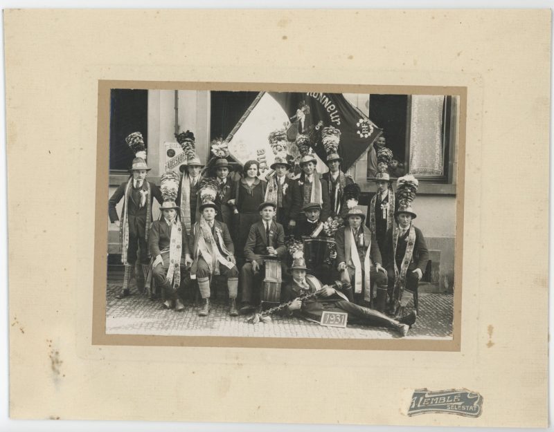 1 Carte Photo sur carton originale - Conscription Classe - Conscrit militaire - Soldat - drapeau - Tirage au sort - Alsacien - Folklore - Selestat