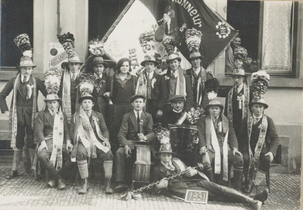 1 Carte Photo sur carton originale - Conscription Classe - Conscrit militaire - Soldat - drapeau - Tirage au sort - Alsacien - Folklore - Selestat