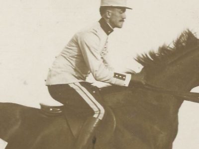 Carte Ancienne Photographie - Saut d'obstacle - Armée - Uniforme - Lieutenant de Chasseurs à cheval vers 1914.