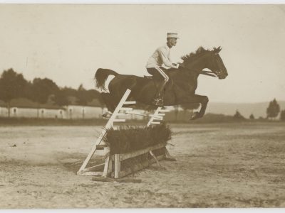 Carte Ancienne Photographie - Saut d'obstacle - Armée - Uniforme - Lieutenant de Chasseurs à cheval vers 1914.